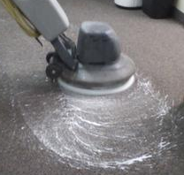 Nettoyage de tapis à sec avec de la poudre 